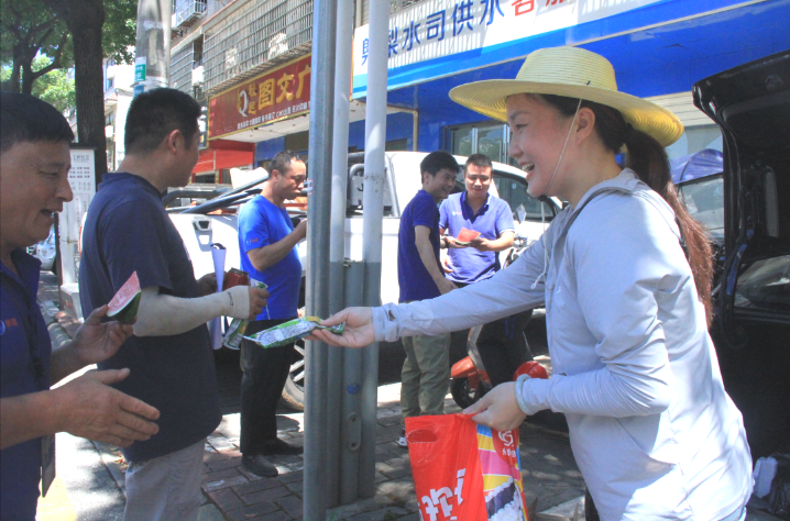 酷暑送清涼，關(guān)懷沁人心